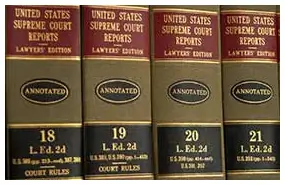 Fila de libros de Reportes de la Corte Suprema de los Estados Unidos volúmenes 18-21 exhibidos en un estante