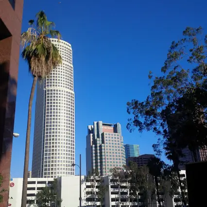 Horizonte del centro de Los Ángeles con torres de oficinas modernas y palmera