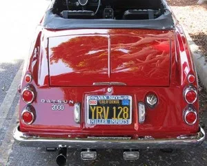 Rojo 1969 Datsun descapotable, vista trasera con capota bajada