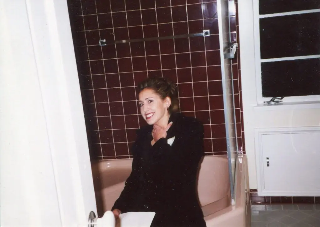 Un personaje de la recreación de 2002 en la bañera rosa de Ruth Babcock 