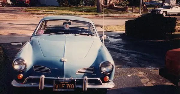 Volkswagen Karmann Ghia vintage de 1967 estacionado en una calle residencial